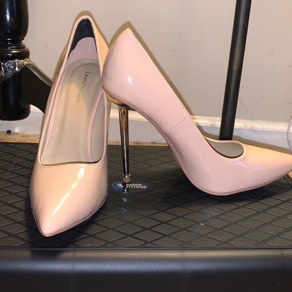 Nude Heels w/ gold heel size 10 - Picture 1 of 7